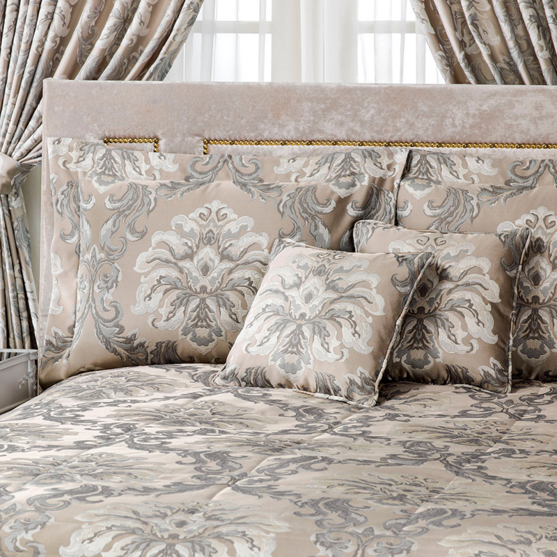 Decorative pillow MAESTRO