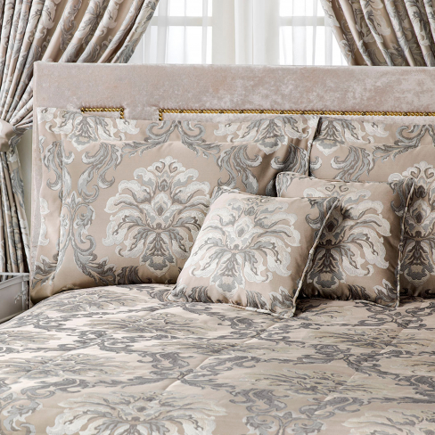 Decorative pillow MAESTRO