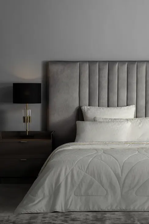 Link to Silk Comforters: The Finest Materials category page